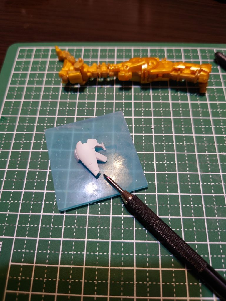 ヤスリがけと、スジ彫りで1ヶ月くらいかかっています。羽は同じパーツが8枚あるので心が折れそうでした。それと金メッキフレームは、かなり取扱注意で本当にすぐポキっと折れます。実際、1箇所折れて修復しています。