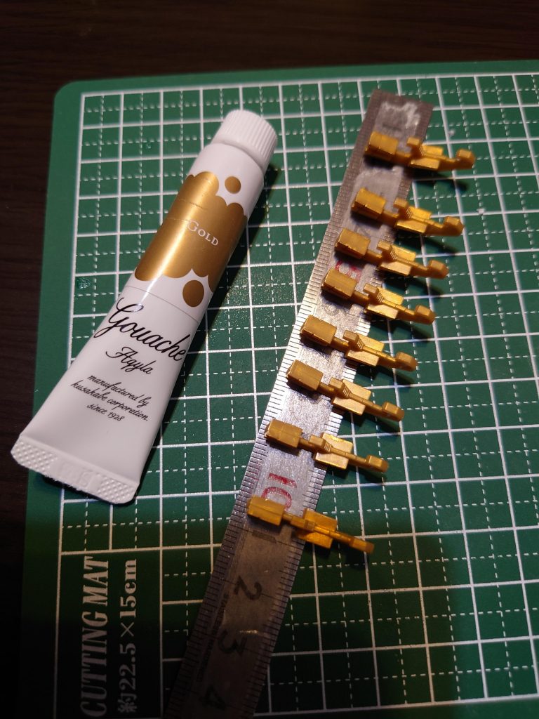 フレームに使われてる金色の樹脂、ABSなので塗装は水性絵具を使ってます。(アキーラガッシュ)これがなかなか綺麗な金色です。筆で厚塗するくらいでちょうど良かったです。