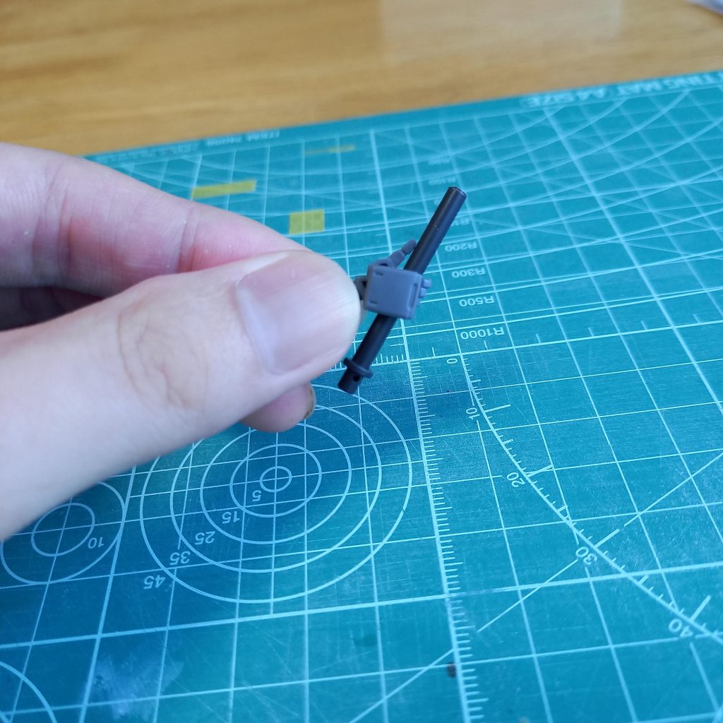 握り手の親指部分と、武器との間に微妙に隙間があったので、一度切り取って、付け直しを行いました。