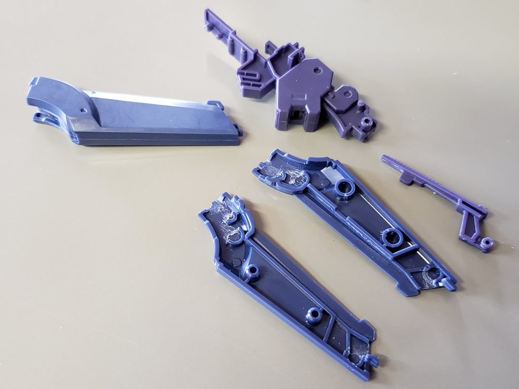 スネの合わせ目は前回同様後ハメ処理をして消しました。