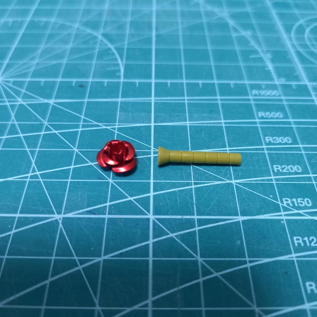 今回一番こだわったのが、ロゼッタサーベルの作成です。旧HGギャンのサーベルと、クラフトパーツを使って作成しました🎵