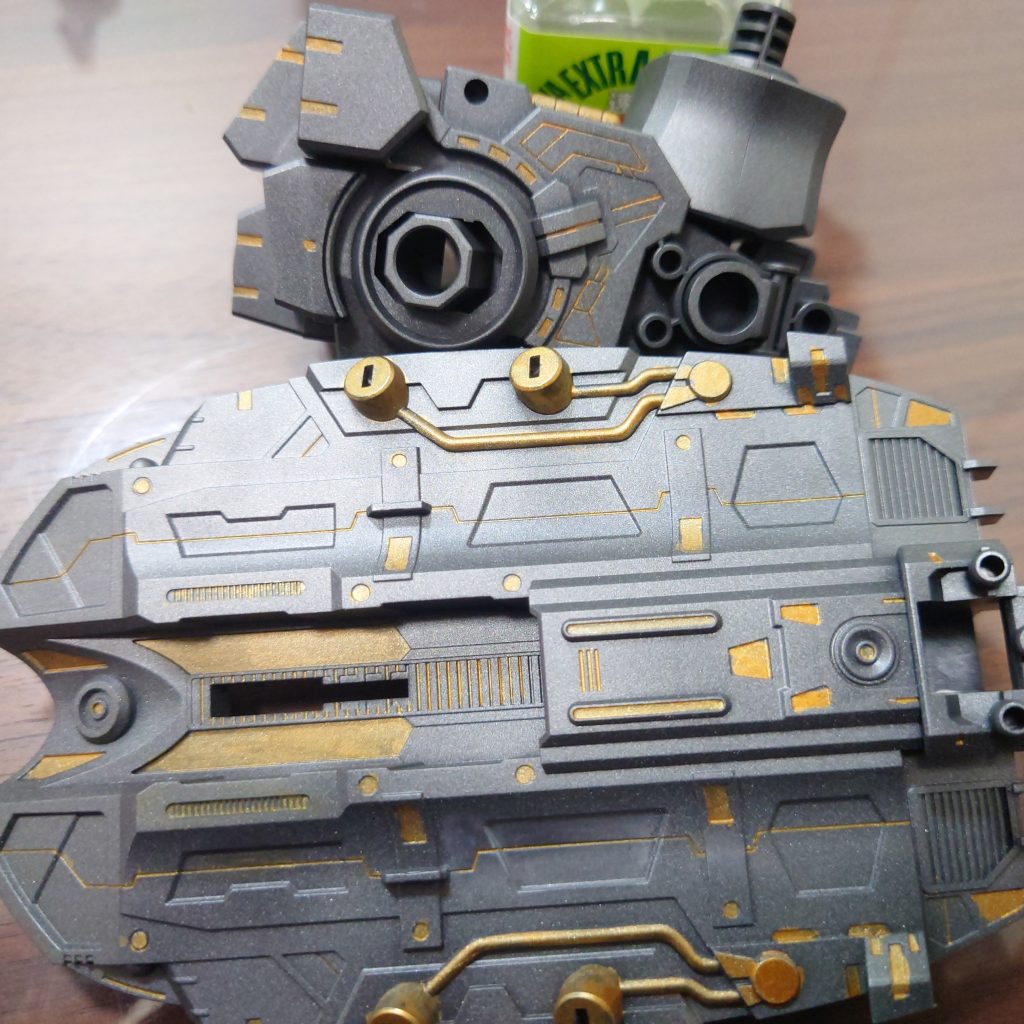 メカサフ後にシタデルカラーでゴールドを筆塗りしていきました。ほぼほぼ初挑戦の筆塗りなのでガタガタですが楽しかった✨