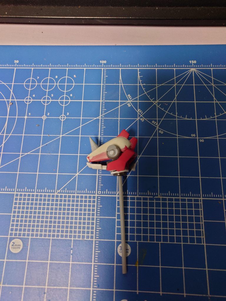 ツノはMSスパイク。目はウェーブのフラットバーニアに、円形に切り取ったプラ板を組み合わせました。首にはボールベアリングを取り付けています。あ、ワギャコプターで飛ぶのでバーニアは全て没収しました。