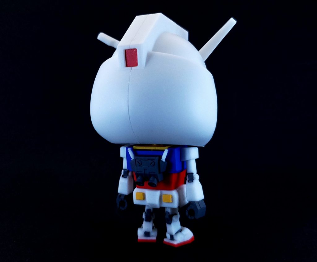 基本的にガンダムマーカーエアブラシを使って塗り分けました。目の部分はマッキーの黄色で塗りました。