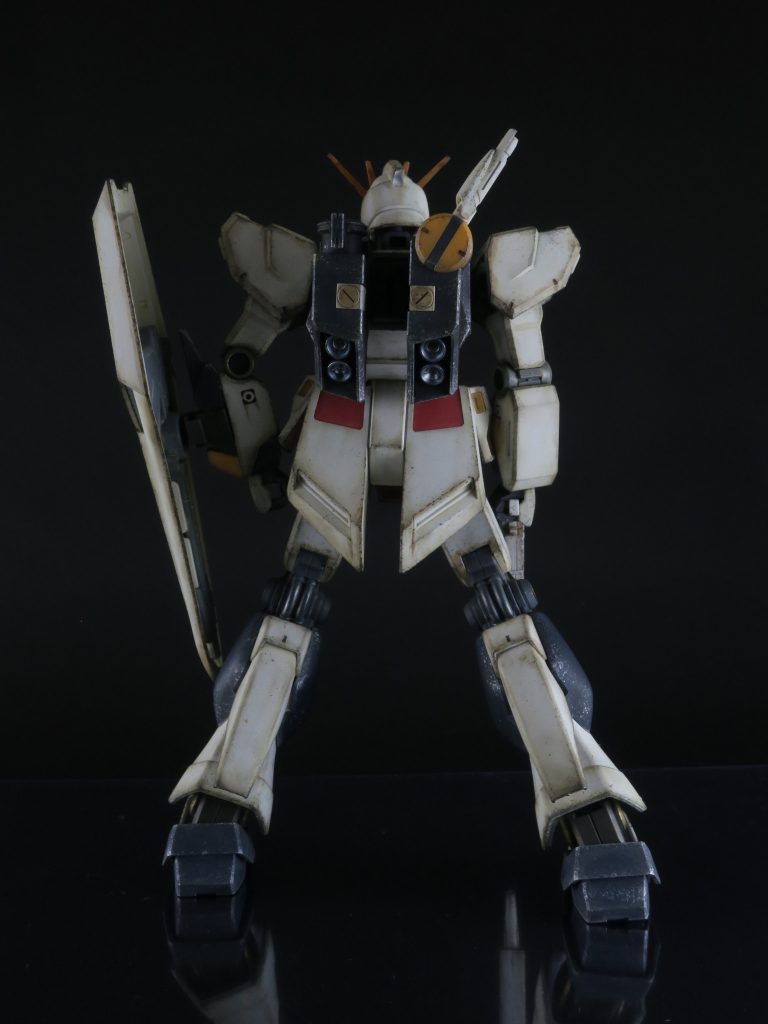 エッジでも丸みがあるなどスポンジチッピングしづらい箇所には、ウェザリングマスターのオイルなどでエッジを強調しました。