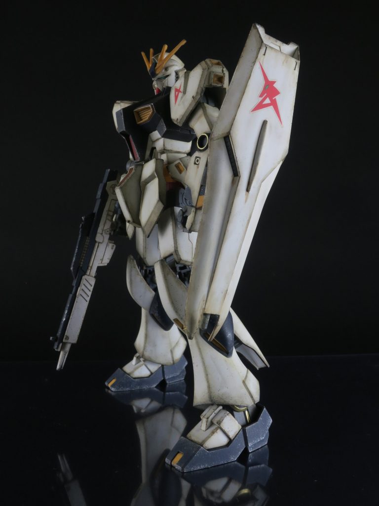 ウェザリングカラーのサンディウォッシュで全体をフィルタリングしました。なので少し黄色っぽくなってます。うっすらした汚れや機体の退色を表現したかったのが理由です。ボディなど濃い色のところは、思った以上に白くなりすぎたため、その上からグランドブラウンでフィルタリングし、色の濃さをリカバーしました。写真ではほとんど分かりませんが若干のムラが出て、良い感じになりました。