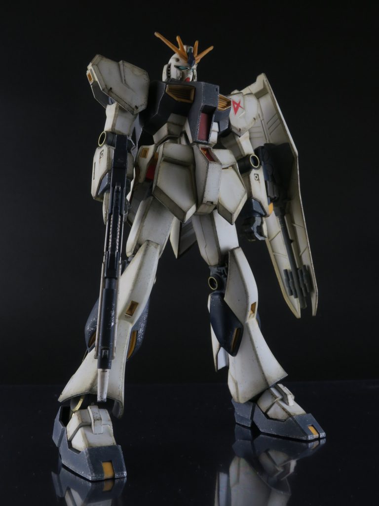 腕の関節やくるぶしなどの円上の箇所にはゴールドのマーカーで部分塗装してます。あとはバーニアをシルバーで。部分塗装はそれぐらいです。