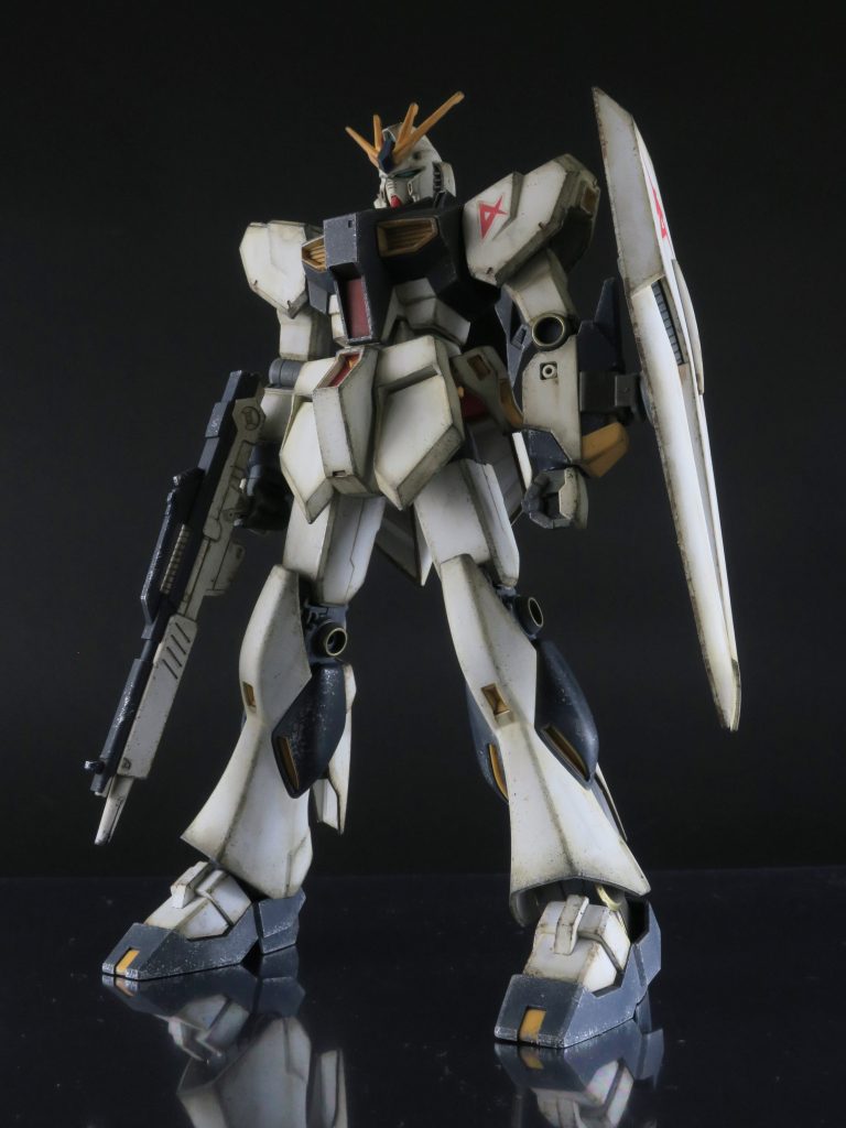 エッジの部分にスポンジチッピングをしました。定番は水性の焼鉄色ですが、他の方法を試したくて、タミヤエナメルのメタリックグレイを使用。メタリックグレイもつや消しメタリックのようなので代用できるかと思ったのがひとつの理由。それとエナメルは水性塗料と違って、やり直しが効くのもいいと思いました。チッピングは予想外に塗料がつきすぎたりするので。