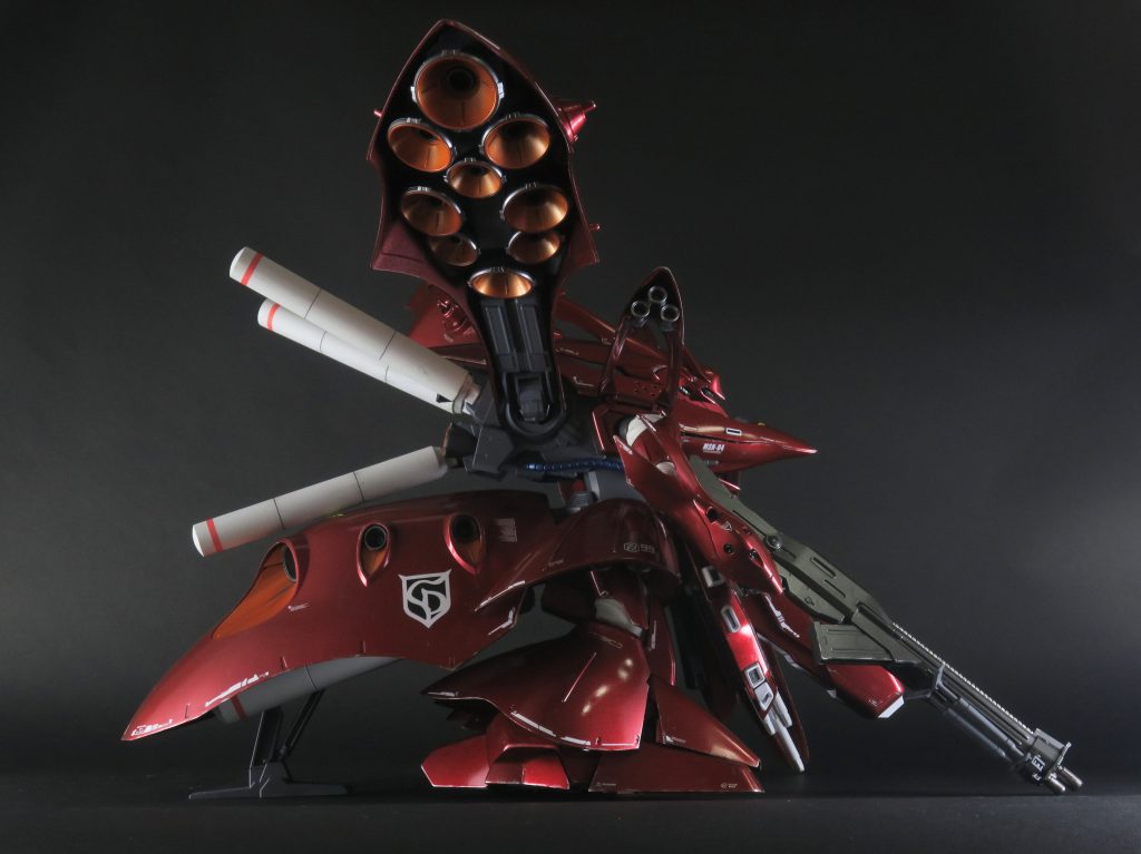 内部フレームはクレオスのジャーマングレー、プロペラントタンクと腕・脚はタミヤのインシグニアホワイトを使用。部分塗装はタミヤのエナメルのチタンシルバーを使用。余談ですが以前製作したRGサザビーは部分塗装にゴールドを使ったので、ナイチンゲールはゴールドを使わないという謎の制約を自らに課しました。