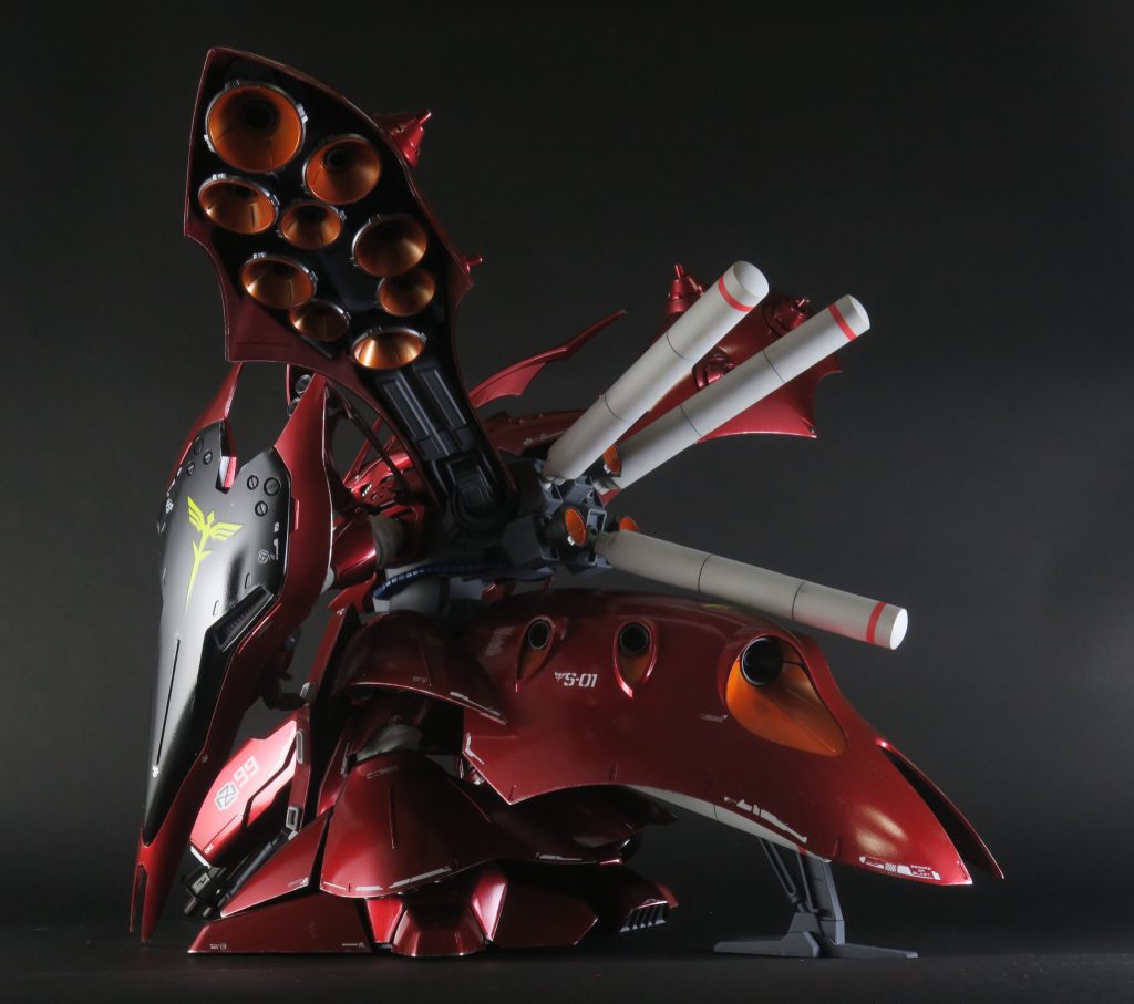 特徴的な大量のバーニアは、外をライトガンメタル、中をメタリックオレンジで塗装。どちらもタミヤスプレーです。腹部のパイプは、メタリックブルーにしてます。下地をシルバーにしたほうが、もっとメタリック感が出たかもしれません。