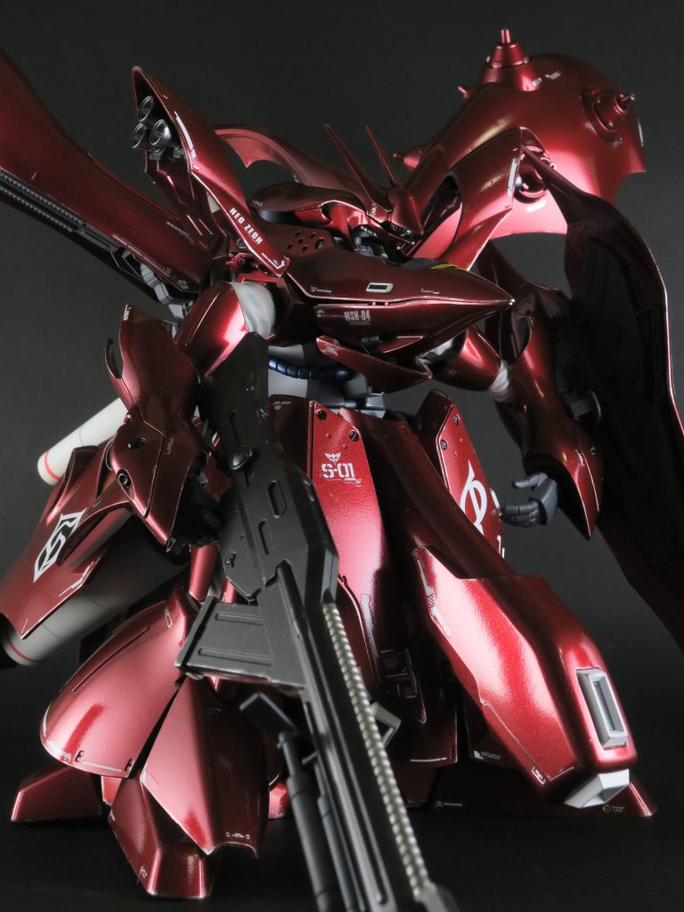 メタリックなせいか、ライティングでかなり印象が変わりますね。ギラギラ感がたまらん!このMSは絶対に強い!