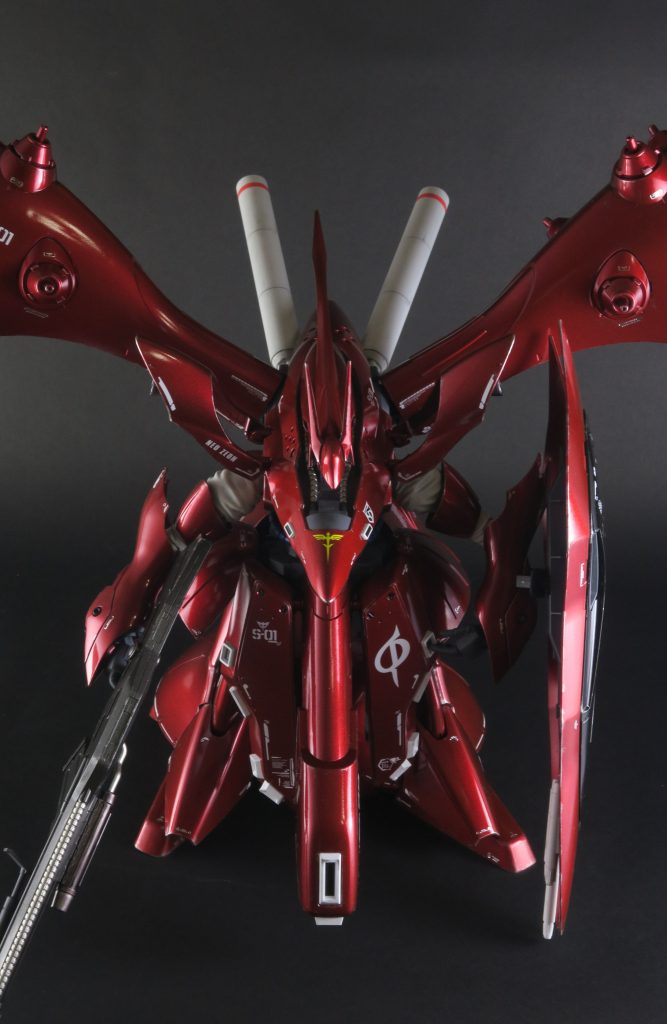 あまりにも巨大なため、写真を撮るのがもう大変。翼が入りきりません。そんなときは思い切ってカットです!ライティングもダイソーのLEDでは光が弱く四苦八苦。レフの距離を変えたり、レフを使わず直接光を当てたり、窓からの自然光を使ったり。その大きさゆえにパースペクティブが強すぎて、ズームを使って圧縮したり、逆に遠近感を利用したり…かなりの強敵でした。もしかしたら、カメラの技術を上げるのにも良いキットかもしれません(笑)