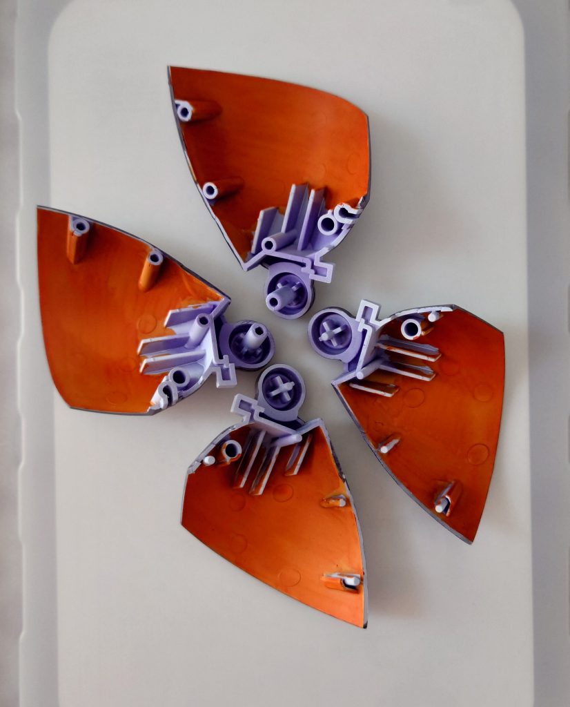 脚の内側です。リアルタッチマーカーのオレンジで塗ったところです。