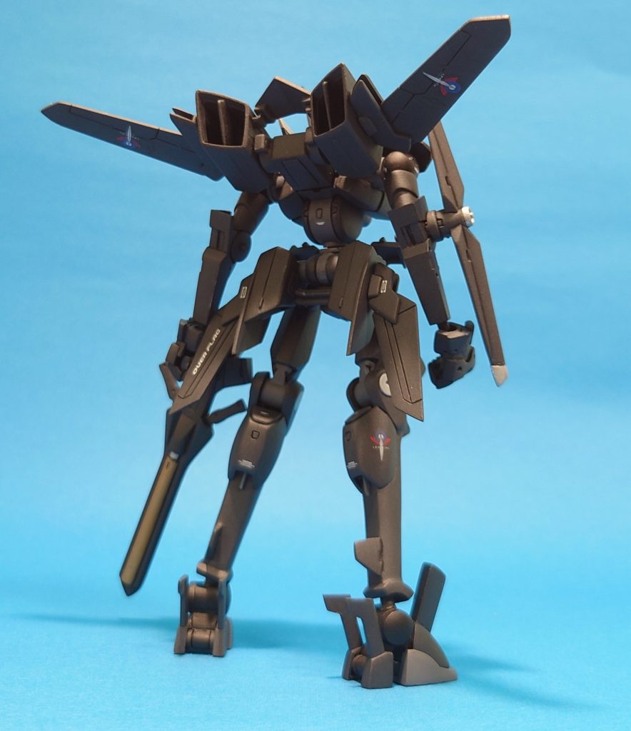 腕や武器が当たるので、お尻のとこの小さなウイングの角度が下に向く様にしました。かかとのとこにある尾翼の様なモノ(?)も少しいじってアピール度を上げました。