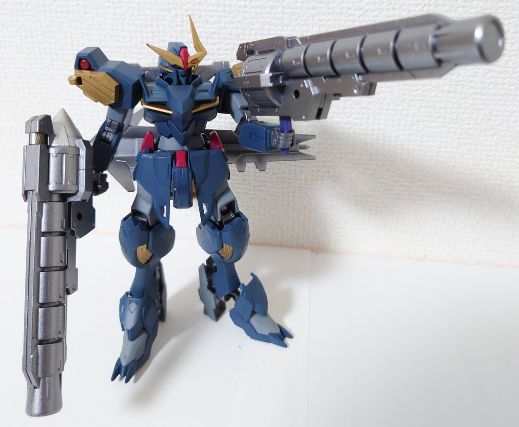 GNキャノンは手に持たせる事ができます。
