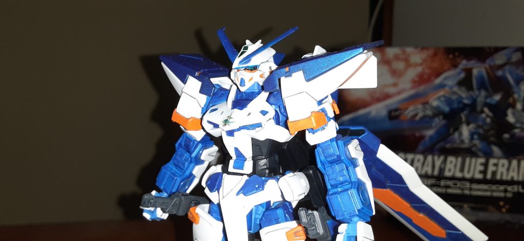 アンテナの先端がはみ出ていたのでパテで額の装甲整形しました。肩の色の設定逆が良さそうだなと思って逆にしました。アンテナもシャープ化してます。