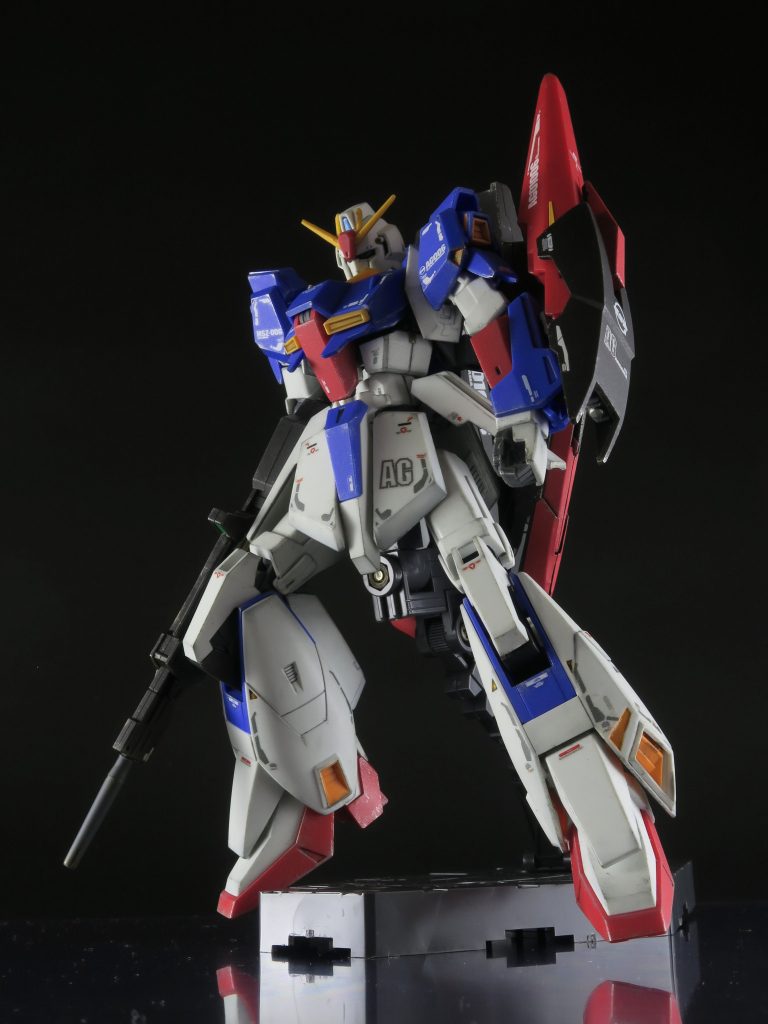 脚が細くて可動範囲が広く、自立しづらいキットのため、アクションベース推奨です。