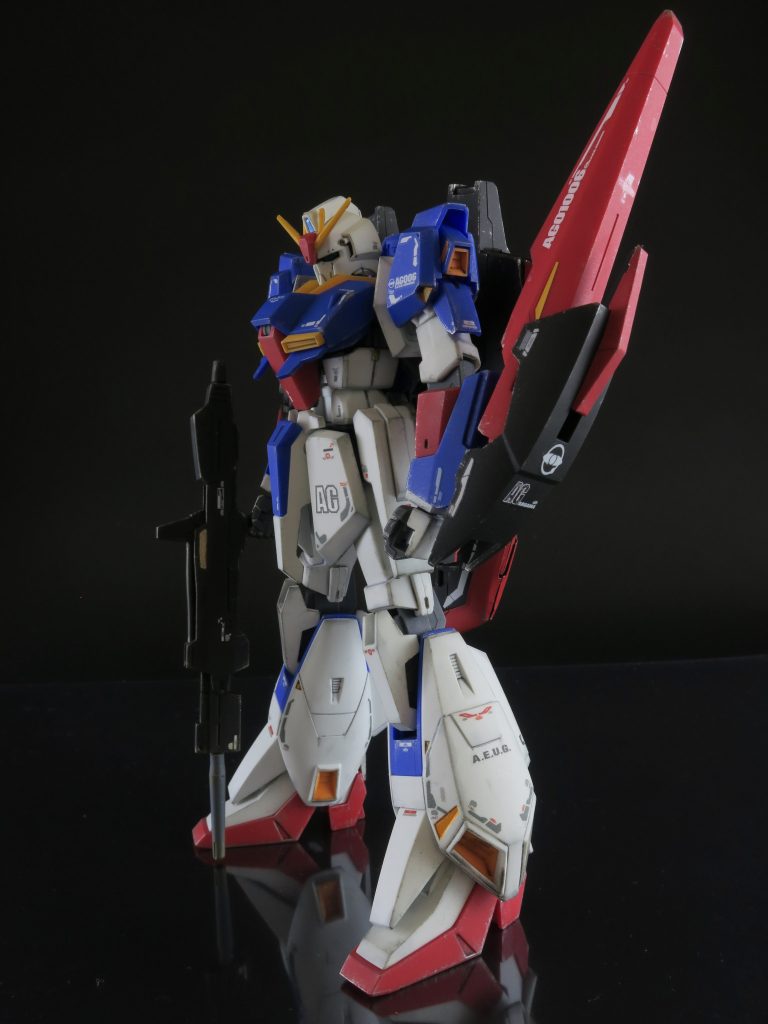 ドライブラシ後に、さらにエッジを強調したいところにはウェザリングマスターを使用。白いパーツにはウェザリングマスターのグレイを使いました。