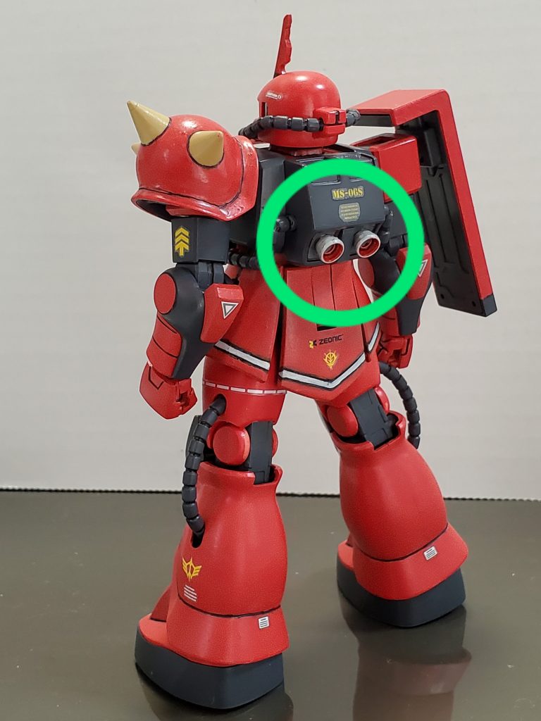 バックパックにはジャンクパーツから発掘したバーニアノズルを取り付け工事🎶隊長機ツノは削って形状を変更❗マーキング類は自分解釈で貼り付ました～✨