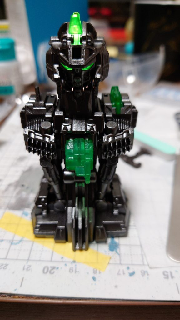 メカパーツを黒サフ→スターブライトアイアン、クリアーパーツを蛍光ブルーグリーン(クリアー)で塗っています