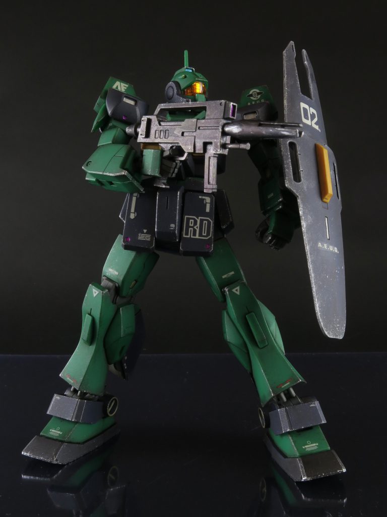 バーニアもそうでしたが、このキットは成形色ではなくシールで色を再現するところがそれなりにあります。