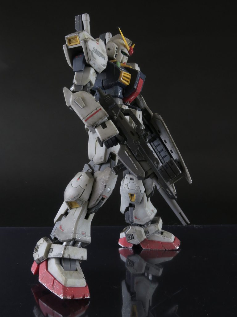 ウェザリングカラーのマルチブラックにグレイを少々混ぜてフィルタリングしました。思ったよりは黒くなりすぎたというか、汚れすぎたというか。