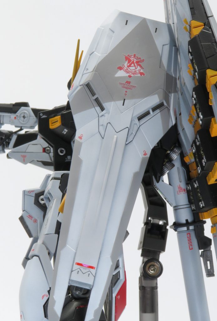 シールドは合わせ目を全部消して塗装塗装はメタルビルドのシールド（ハイパーランチャー付属）を参考にしてます