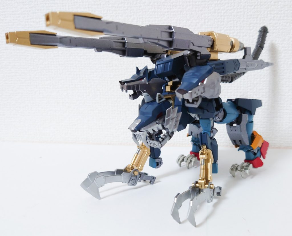 お待たせしました!ビースト形態です。ナベリウスの別名は「ケルベロス」。ギリシャ神話の地獄の番犬ケルベロスと同一視されることもあると言うことで、三つ首の魔獣を再現しました。