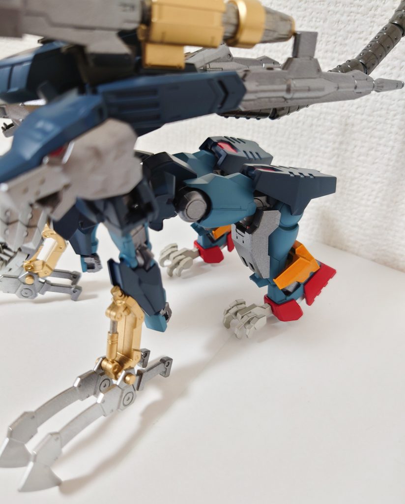 足はダブルオーコマンドクアンタのものを使用しているのですが、股関節の部分を180°回転させられるので無理なく変形させられます。それと膝当てアーマーと膝裏アーマーが反転して、うまいことリバーシブルになっているのもこだわったところです。