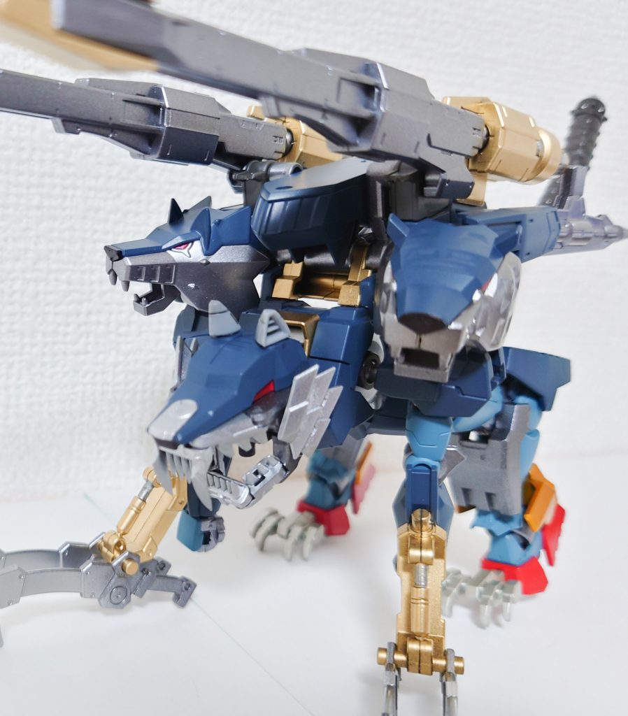 頭部だけ外して、ほぼ差し替え無しで可変することができます。