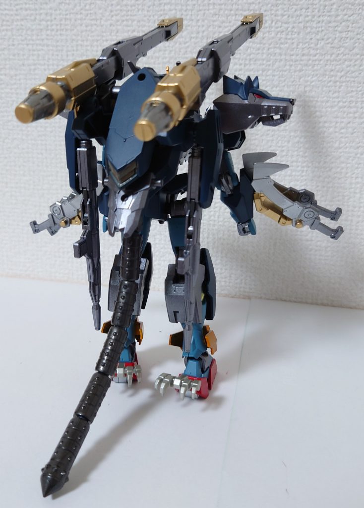 背面いつものように尻尾を付けておりますが、今回は細い尻尾にしたかったため、SD三国伝の黄蓋グフの鉄鞭を使用してます。