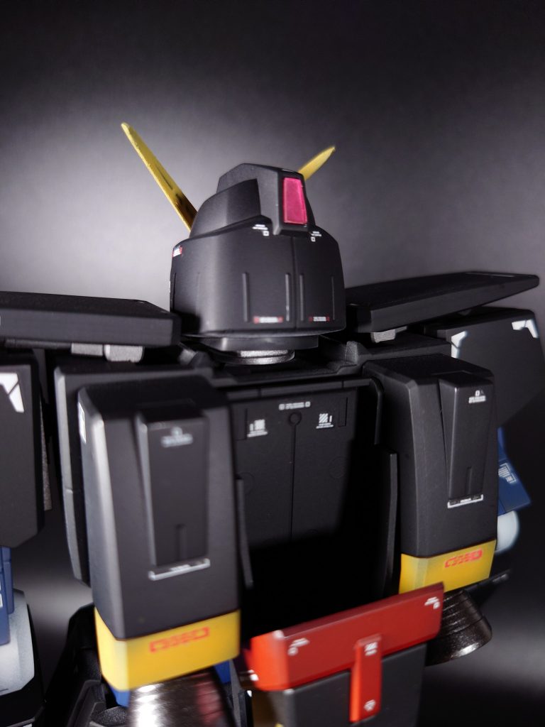 頭部前後のセンサー部は誰かのビームサーベルランナーを削り出し、裏面にシルバーのラピーテープを貼ったものをそれらしくごまかしてます