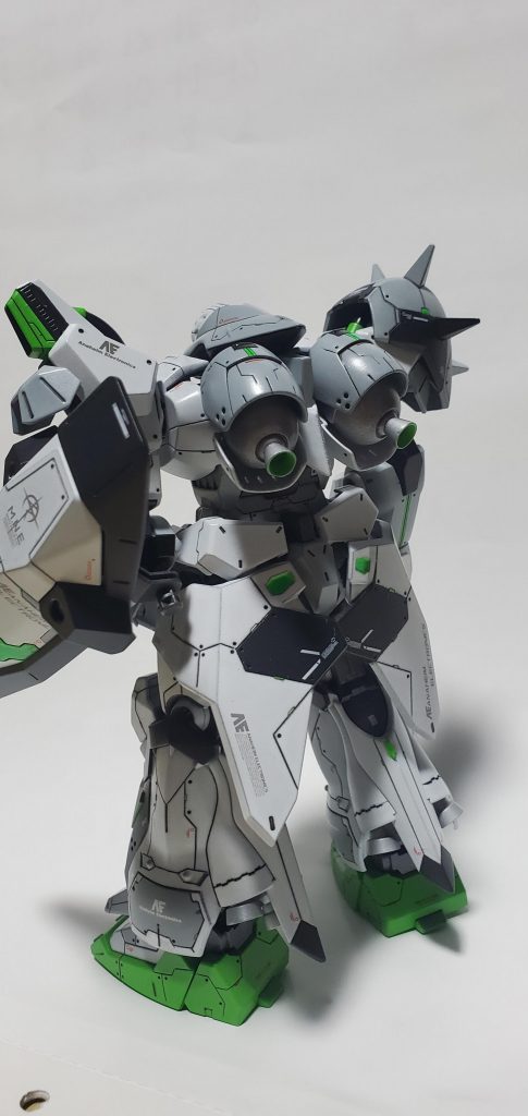 レーシングカーみたいに文字が書かれたデカールがあったらもっと貼りたかったのですが手持がなかったのとそもそもスジボリしすぎてスペースがないのに後で気が付きました。計画性がないですね。