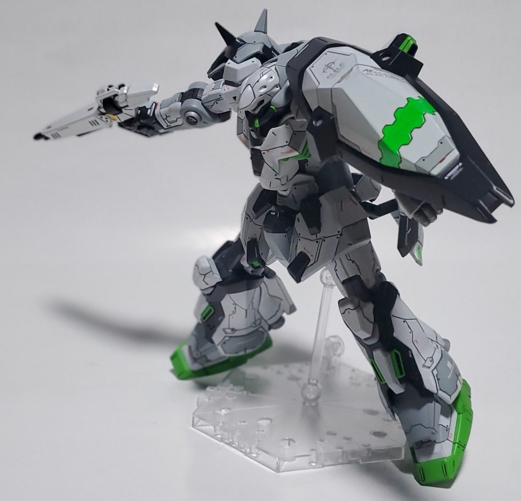 このキット、スカートがぽろりしやすいのと後ろのスカートを広げるのに難がある以外はすごくいいキットだと思います。特にボディのごついけど絞まっている感じがとても好きです。absがないのも初心者の私にとってはグッドです。
