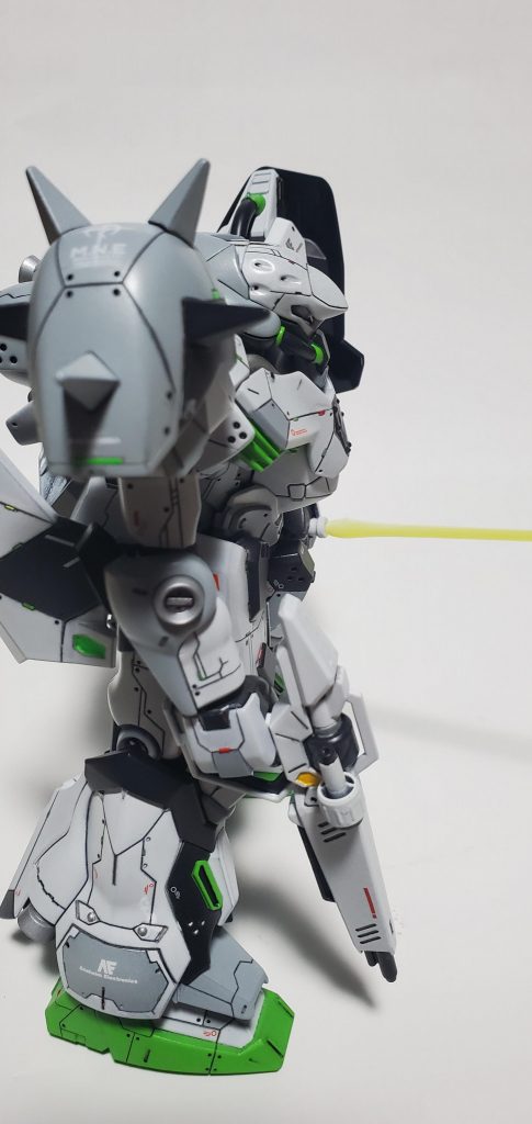 スカート裏にもだいぶスジボリしたり肉抜きしたり部分塗装したのですが全然見えませんスリッパのスミイレがかなりくっきりとしててライトグリーンとのコントラストがよいとおもいます