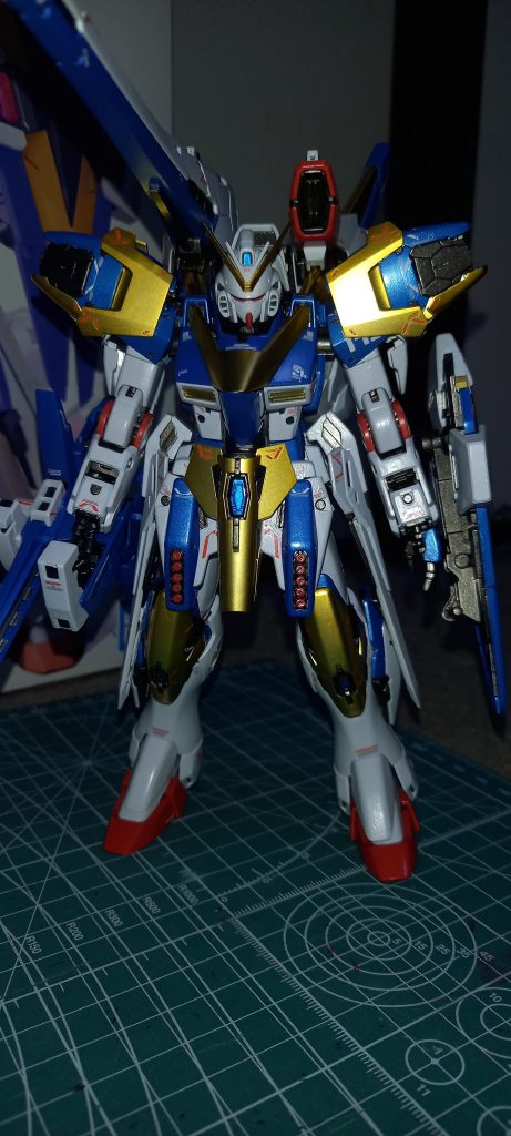 正面からデュアルアイ含めセンサー系は裏シルバー塗装こらの表クリアブルー塗装でレンズ感出してます