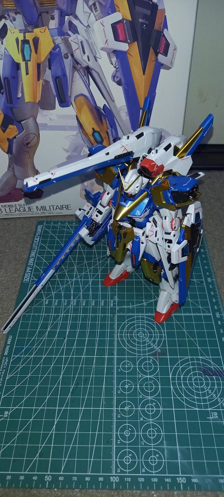 斜め上からデカールの多さ以外のデメリットは追加武装によるバランスの悪さですちょっと前屈みにしないと後ろに倒れます