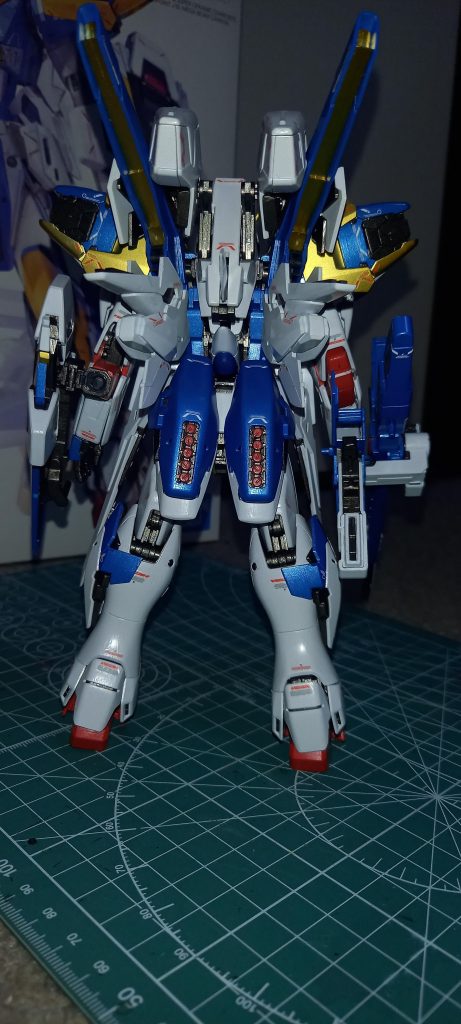 バスターのフロントアーマー、リアアーマー、ふくらはぎの装甲に追加されるマイクロミサイルは赤で色分けしてあります