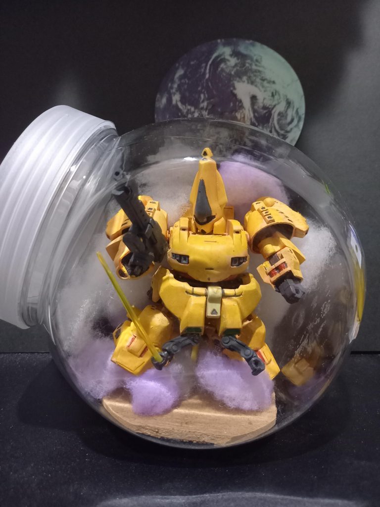 瓶詰め作業　コルクボードに3ミリ穴を開けてランナーを挿す。入る大きさにばらしたジオをランナーに挿して　バラしたパーツをはめる。これに1時間かかりました。 