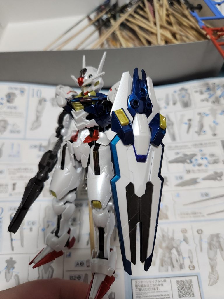 白にビスマスパール。青パーツに、青竹色を下地にディープクリアブルー。赤パーツに、シャインシルバーを下地にクリアルージュ。黄パーツに、シャインシルバーとイエローを混ぜた物を。黒パーツに、黒鉄色を使用しました。