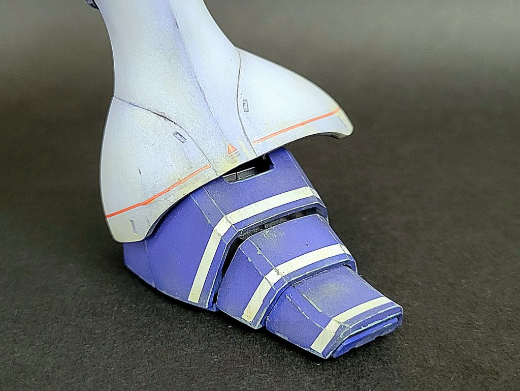 エッジ部分はドライブラシよりもチッピングを意識して塗装。ボディのウオッシングは控えめに。