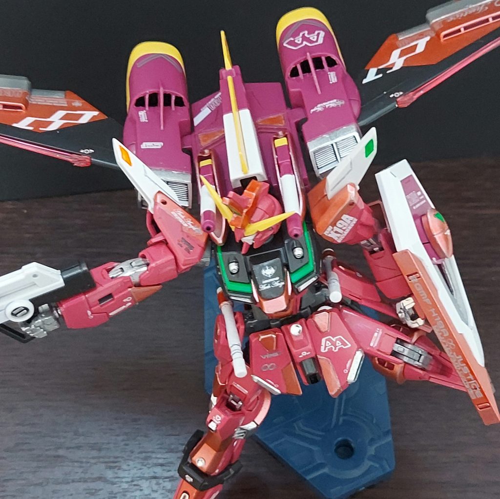 肩や肘、フロントアーマーなどにスジ彫りをしてから塗り分けました。シルバーで塗ったパーツはけっこう別パーツ化されているので、非常に塗り分けのしやすいキットでした。