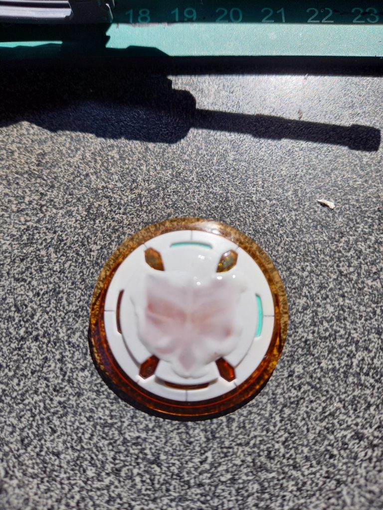 エムブレムを消す為に流し込みセメントに白いランナーを溶かして慣らしています✨