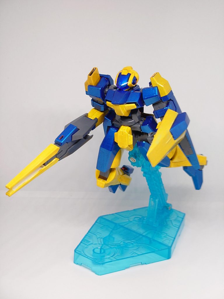 右肩:サフ⇒金⇒黄左肩:サフ⇒銀⇒黄盾:銀⇒黄と下地を色々と実験してみましたが、やはり白サフ⇒黄が一番良いかな。