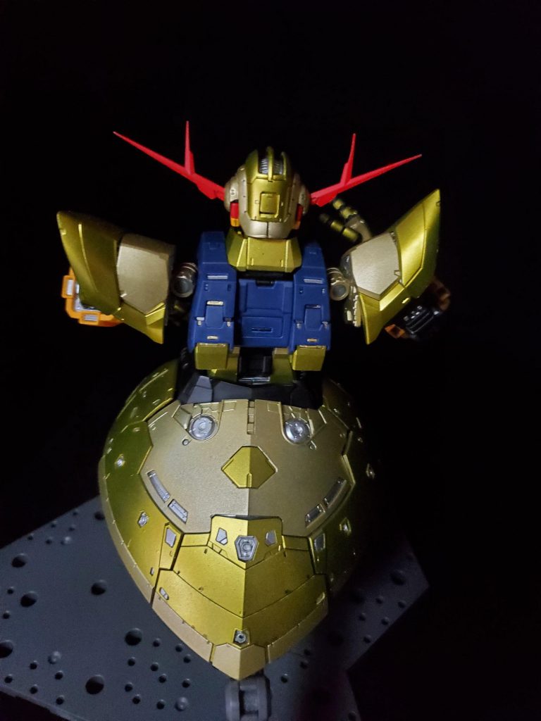 装甲はガイアカラーのスターブライトプラスをメインとタミヤのゴールドリーフをアクセントにして仕上げました。