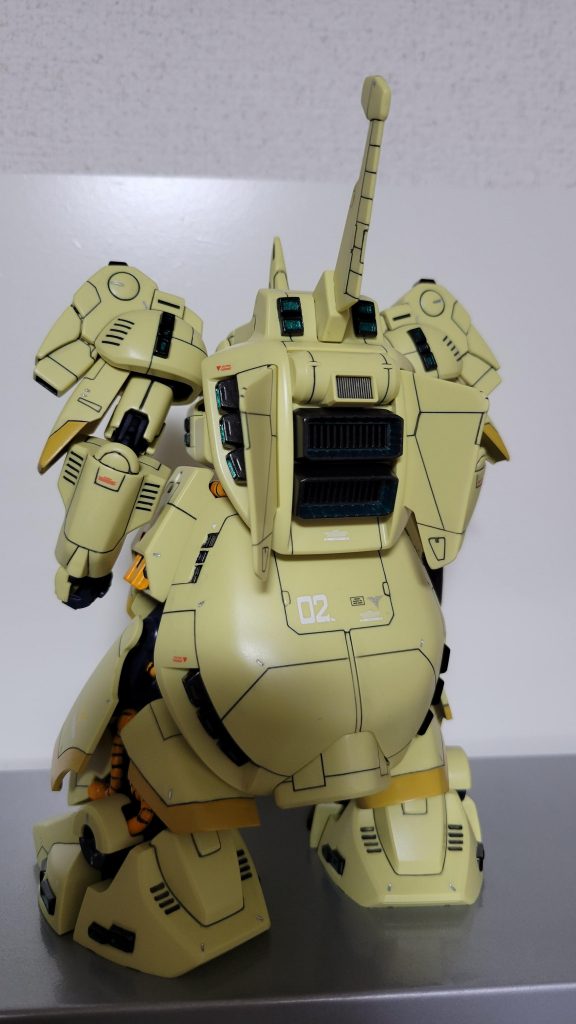 背面上部のスラスターを無くしてしまったのでそれっぽいの自作しました。ひょっこり見付かる事を期待して、とりあえず両面テープで張り付けてあります。