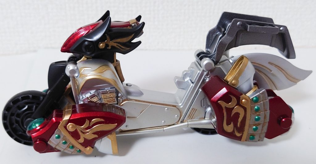 なんとこの赤兎馬、バイクモードに変形します。