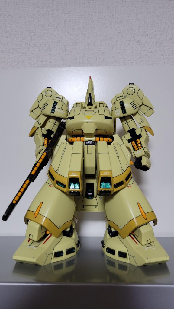 縁のクリームイエローの部分、スラスター、オレンジの動力パイプなどを部分塗装してます。