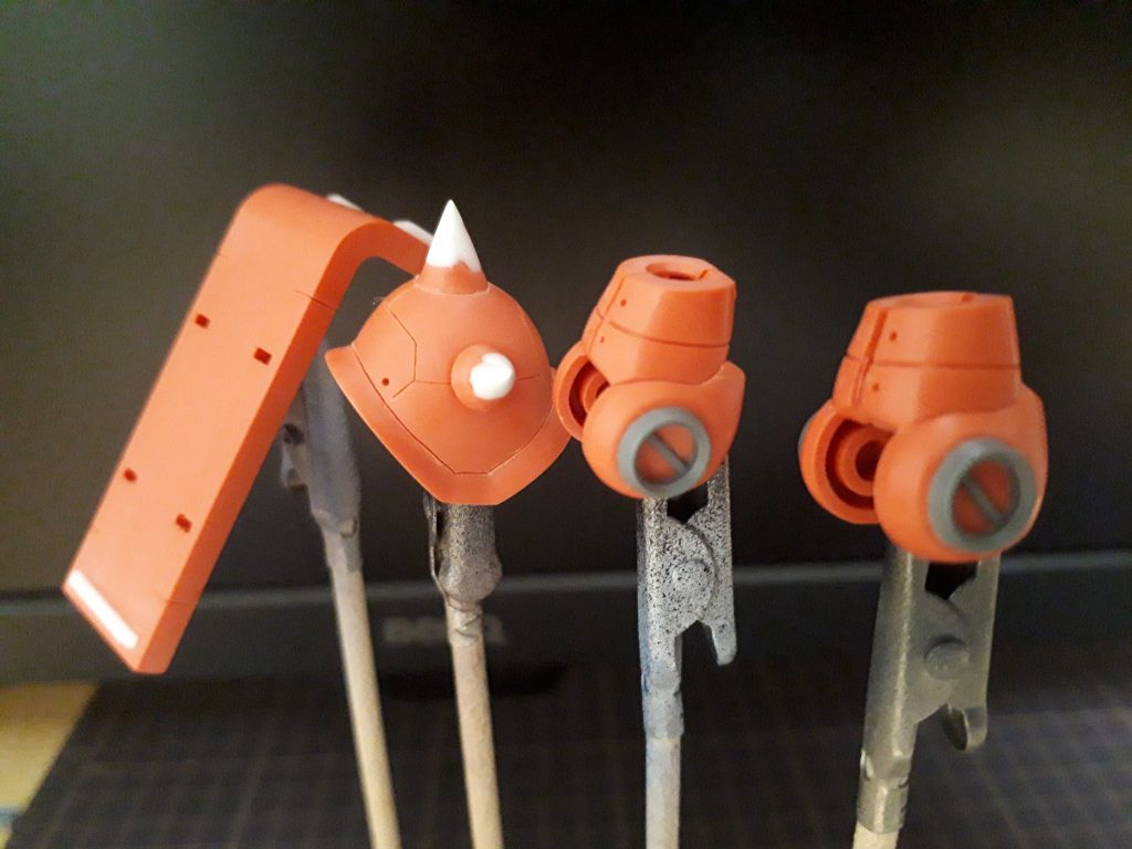 改修箇所は、・シールドに1×1mmプラ棒(ちょっと厚かった。0.5×1mmが良かったかも)・左肩スパイクをエポパテでシャープ化・前腕関節部分にディテール追加(手持ちのジャンクパーツから切り出し)・各所スジ彫り(丸い穴はデザインナイフにて)