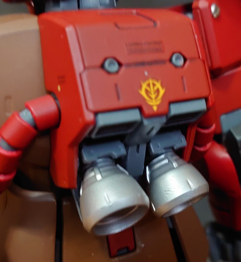 背部のバーニアはビルダーズパーツの大型のモノを使用。こちらもメタルパーツに合わせてシルバーに塗装してます。